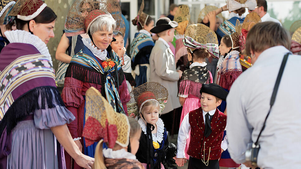 Romy Bromma in voller Montur bei einem Auftritt mit einem Teil der Tanzgruppe "Alt-Radolfzell".