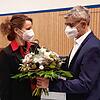 Mit Blumen: Bürgermeister-Stellvertreter Markus Glattfelder gratuliert Marion Frei mit einem Blumenstrauß.