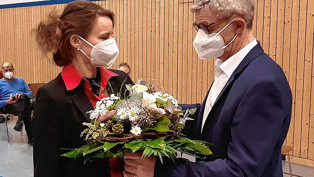 Mit Blumen: Bürgermeister-Stellvertreter Markus Glattfelder gratuliert Marion Frei mit einem Blumenstrauß.