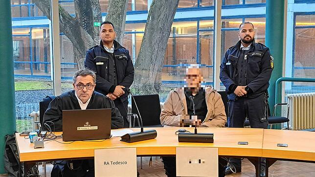 Während der 35-Jährige für die Schießerei an der Eni-Tankstelle eine Haftstrafe erhält, kommt der 20-jährige Angeklagte (im Bild) mit ...