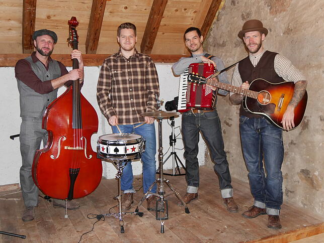 Die Folk-Rocker der Band "Acoustic Rebelz" freuen sich auf ihren Auftritt bei den "Bad Säckinger Stadtgeschichten" im April: Constantin ...