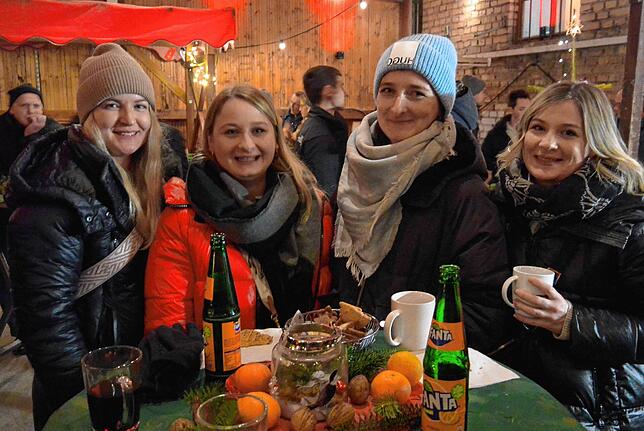 Ein Tisch voller Prinzessinnen (von links): Simone Göbel (2023), Carina Eberle (2024), Tanja Eberle (2017), Iris Eberle (2018).