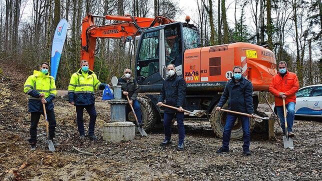 Startschuss für den Tiefbrunnenbau im Bürgerwald (von links): Oliver Dott, Klaus Kleiner und Guenter Sutter vom Planungsbüro Fritz sowie ...