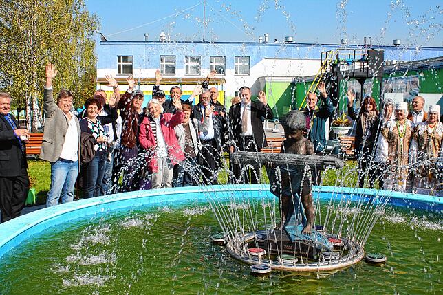 Für eine Trinkwasseraufbereitungsanlage in Polozk haben in Friedrichshafen alle an einem Strang gezogen, hier der Besuch einer Häfler ...