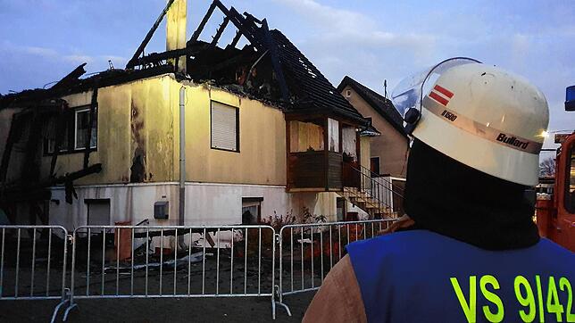 Am Tannheimer Wolfstiegweg brannte in der Hacht zum Sonntag vor allem das Dachgeschoss dieses Hauses völlig aus.