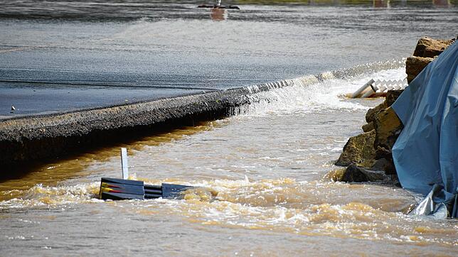Bild : Land unter, Straße unter: Bilder von der überfluteten Brücken-Baustelle auf der L194 beim Freibad