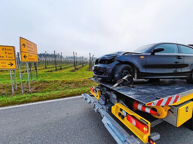 Der an der Front beschädigte BMW. Beim Zusammenprall mit dem Leichtkraftrad hat es die Motorhaube nach oben gedrückt.