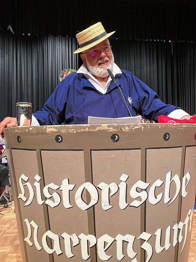 Bild 2: Bilder vom zweiten Teil des Dreckkübelgschwätz und vom Fasnetsverbrennen