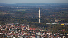 Der Turm (dahinter die B 27) liegt nicht weit von der historischen Rottweiler Altstadt entfernt. Die Membran ist noch nicht ganz ...
