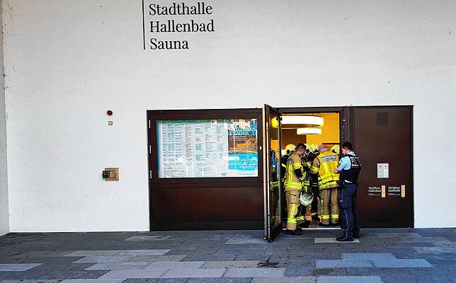 Feuerwehr und Polizei prüfen vor Ort die Lage.