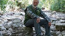 Jörg Kasseckert (76) im noch ausgetrockneten Bett der Steina.