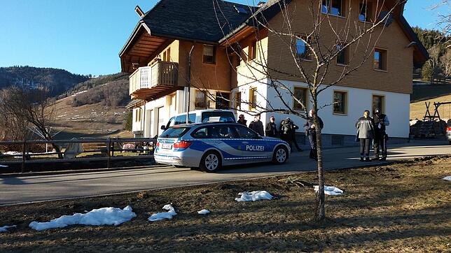 Tatort-Dreh in Bernau: Inszeniertes Polizeiaufgebot vor dem Haus der Familie Schmidt.