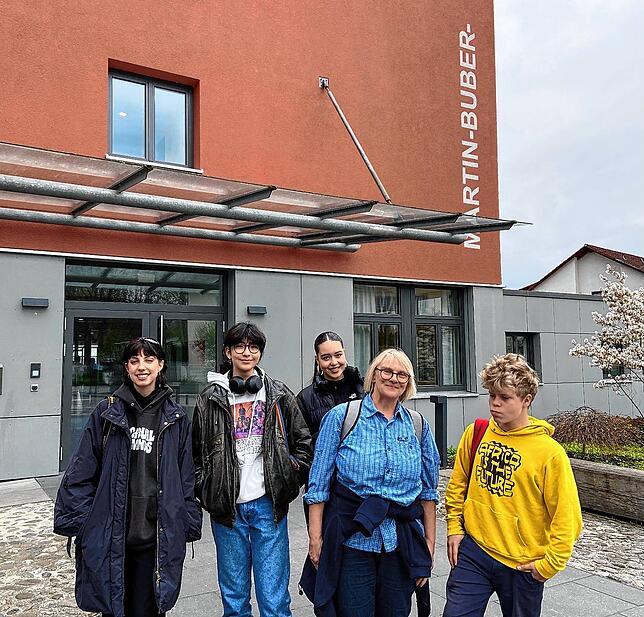 Fabienne Bachofer (55) mit einem Teil der Reiseteilnehmer.