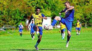 Der Radolfzeller Erik Dukart (rechts) erzielt in dieser Szene den Ausgleichstreffer im Spiel gegen den FC Singen. Links der Singener ...