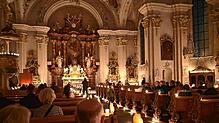 Zum Genießen: Besinnlich ruhig verweilten die Besucher in der stilvoll von zahllosen Kerzen ausgeleuchteten und mit leiser Kirchenmusik ...