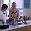 Elisabeth Auer (links) gibt ihre Rezepte und Tipps für ein stressfreies Gelingen des Weihnachtsessens nicht nur ihren Auszubildenden ...