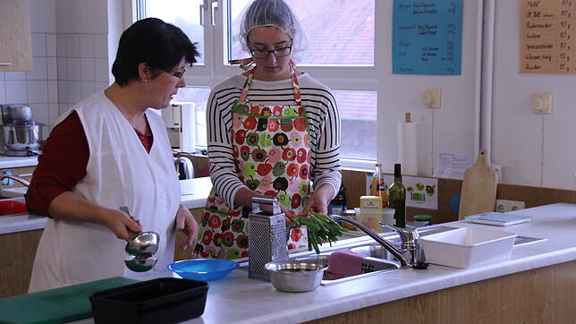 Elisabeth Auer (links) gibt ihre Rezepte und Tipps für ein stressfreies Gelingen des Weihnachtsessens nicht nur ihren Auszubildenden ...