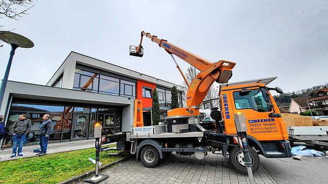 Vorne links auf dem Flachdach wird die Sirene mit etwas Abstand zu den Rändern montiert.