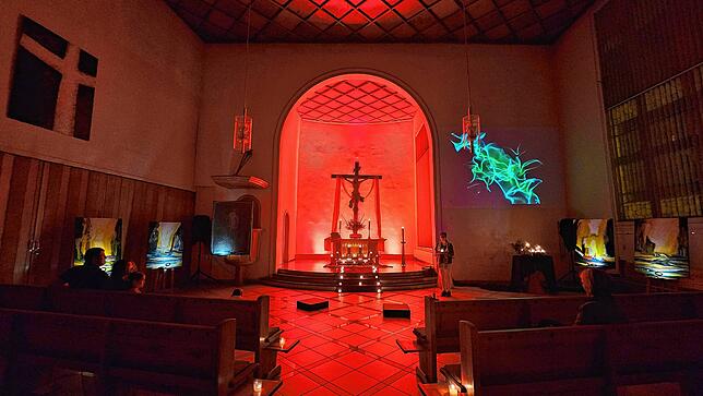 Die Melanchthonkirche verwandelt sich zur Kulturnacht in einen Meditationsraum mit passender Beleuchtung.