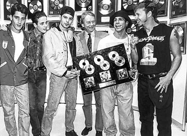 Die 1984 gegründete US-Gruppe New Kids on the block mit fünf Mitgliedern – Fans sprechen von NKOTB – ist eine der erfolgreichsten und ...