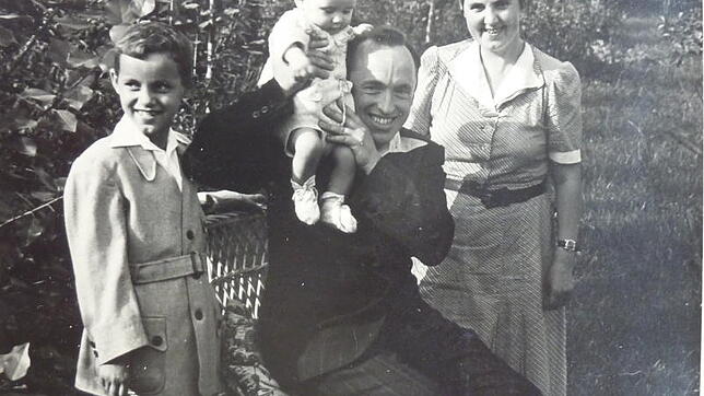 Die Familie Breuninger 1953 in Russland. Von links: Karl, sein Vater Helmut mit Tochter Emma sowie Mutter Mathilde.