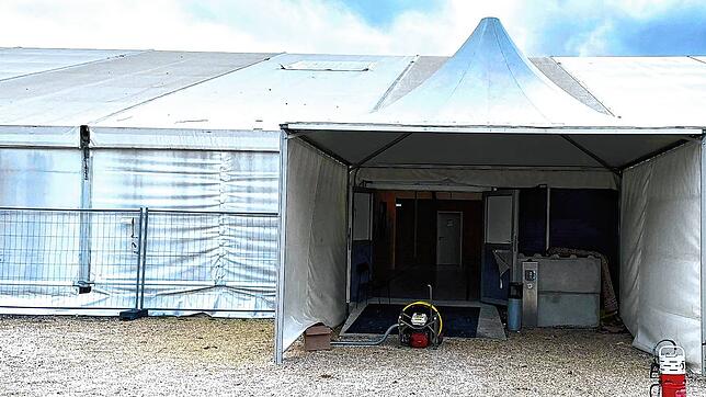 Ein Lüfter steht am Eingang der Eigeltinger Flüchtlingsunterkunft. Zum Abschluss des Feuerwehreinsatzes musste die Leichtbauhalle gut ...