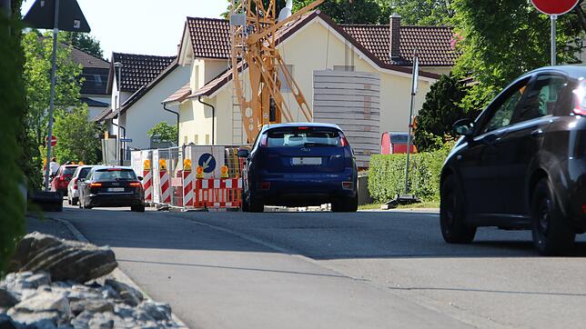 Einfahrt verboten! Auch wenn ein Schild deutlich darauf hinweist, fahren zahlreiche Verkehrsteilnehmer im Schießstattweg durch die ...