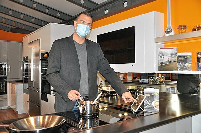 Michael Fülle, Geschäftsinhaber von Küchen Krall in Markdorf, führt das neue intelligente Kochfeldsystem von Cuciniale vor.Bild: Jan ...