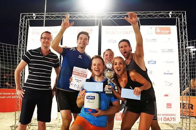 Das Team Sandkastenliebe feierte die Stadtmeisterschaft im Beachvolleyball. Den Preis übergab Rainer Schöllhorn (links) an Vladimir ...