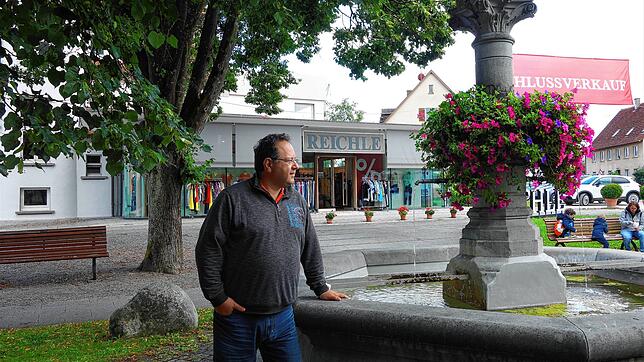 Mardiros Tavit ist in Salem aufgewachsen und kann Zugezogenen seine Heimatgemeinde bestens erklären. Hier steht er an dem alten Brunnen ...