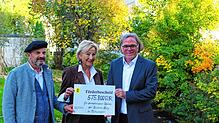 Bürgermeister Josef Herdner, Gabriele Siedle und Regierungspräsident Carsten Gabbert (von links) bei der Übergabe des Förderbescheids. ...