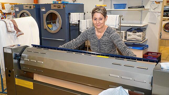 Im neu geschaffenen Mangelstüble in der Lebensheimat Reiselfingen demonstriert Lydia Gantner die neue professionelle Mangelmaschine. ...
