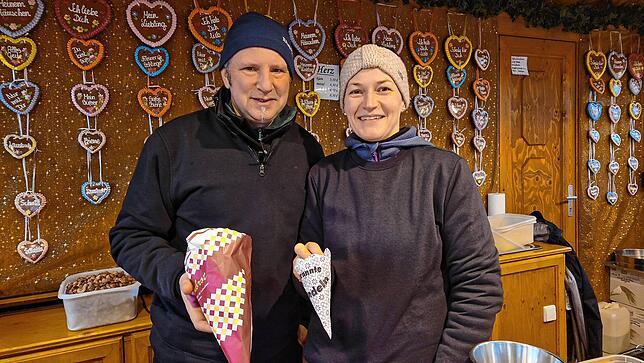 Nicole und Klaus Strahl verkaufen Magenbrot und gebrannte Mandeln &ndash; und viele andere Süßwaren.