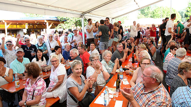 Ein Fest für alle Generationen: Die Musikvereine und Bands verstehen es beim Reichenauer Wein- und Fischerfest, alle Altersklassen zu ...