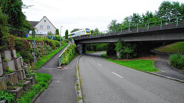 Das ist die heutige Bahntrasse, an dieser Stelle war einst der Bahnübergang.