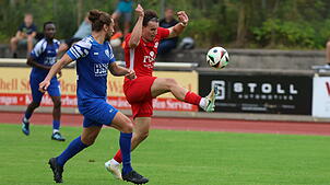 Guter Auftritt: Maximilian Häring (rechts, gegen Hannes Kaiser) vom FC Tiengen 08 machte gegen den SV Weil ein starkes Spiel und traf ...