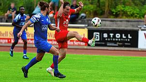 Guter Auftritt: Maximilian Häring (rechts, gegen Hannes Kaiser) vom FC Tiengen 08 machte gegen den SV Weil ein starkes Spiel und traf ...