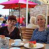 Auch die Organisatorinnen des Fördervereins Idee Klettgau, Elke Duffner-Kailer und Susanne Minzer (von links), genießen ein Stück ...