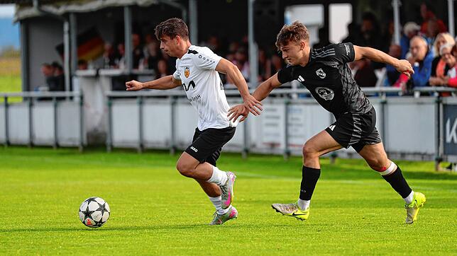 Manuel Kempter (links) sorgte für den zwischenzeitlichen 1:1-Ausgleich des SV Mühlhausen gegen den Hattinger SV (Louis Letzgus). Am Ende ...