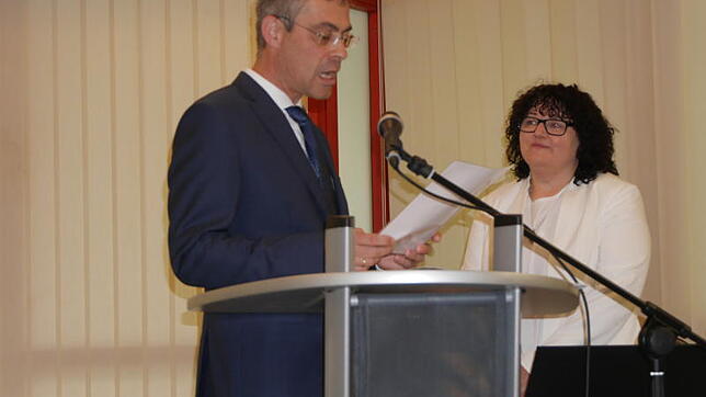 Martin Müller, Regierungsschuldirektor des Regierungspräsidiums Freiburg, überreichte Erika Breiling, bisherige stellvertretende ...
