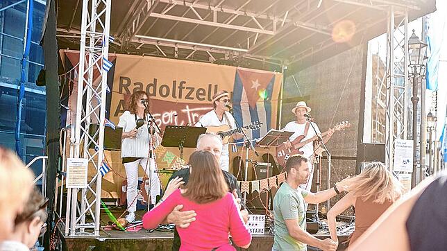 Szene von einem Radolfzeller Abendmarkt &ndash; vor der Bühne, die näher an das Münster verlegt wurde, tanzen Besucher.