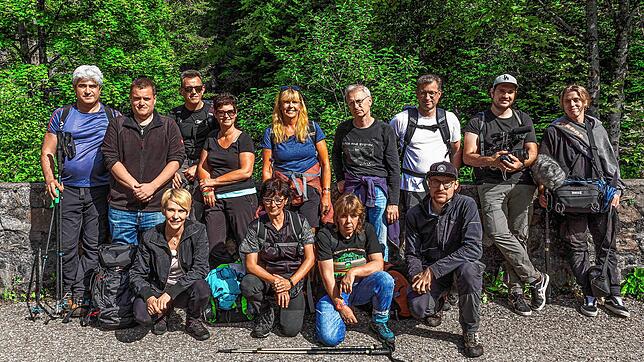 Die private Suchgruppe &bdquo;Bitte findet Scarlett&ldquo; beim Dreh für Sat 1 Gold mit Moderatorin Alexandra Rietz.