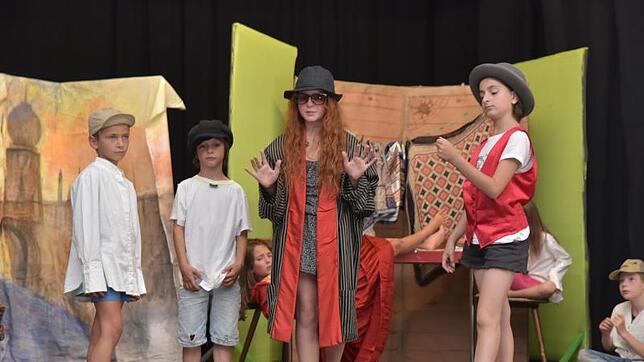 Die Mitglieder der Theater AG der Robert-Gerwig-Schule proben das Stück "Oliver Twist", das am Wochenende im Theater im Deutschen Haus ...