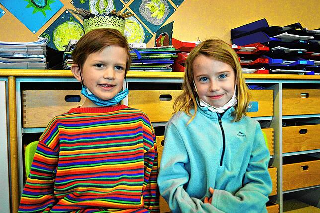 Für die Erstklässler Pavel und Sophie ist es eine neue Erfahrung, plötzlich ohne Maske im Klassenzimmer sitzen zu dürfen.