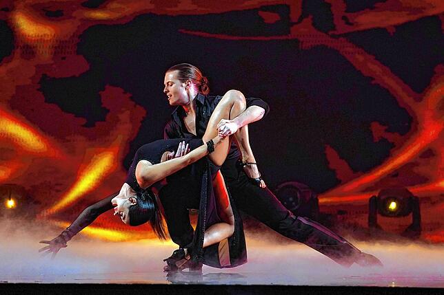 Gabriel Kelly und Malika Dzumaev tanzen Tango. Alles zu „Let‘s Dance“ auf www.rtlplus.de