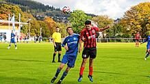 Königsfelds Sait Hamurcu (rechts) setzt sich im Kopfballduell durch.