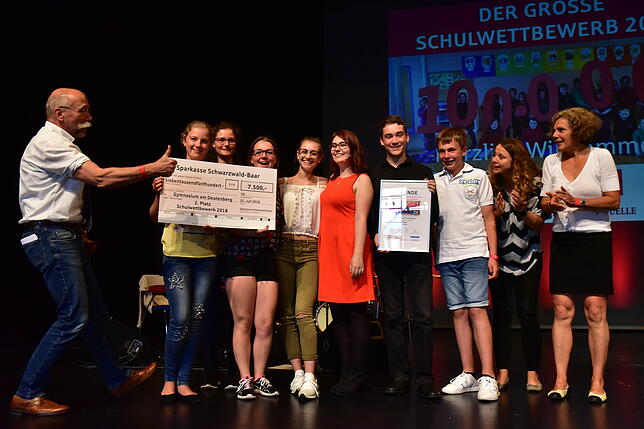 Der Schulleiter des Deutenberg-Gymnasiums, Manfred Koschek (links), ist sichtlich stolz auf seine Schüler, die für ihren ...
