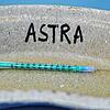 In einer Hausarztpraxis liegt eine leere Spritze nach einer Impfung gegen das Coronavirus mit dem Wirkstoff von Astrazeneca.