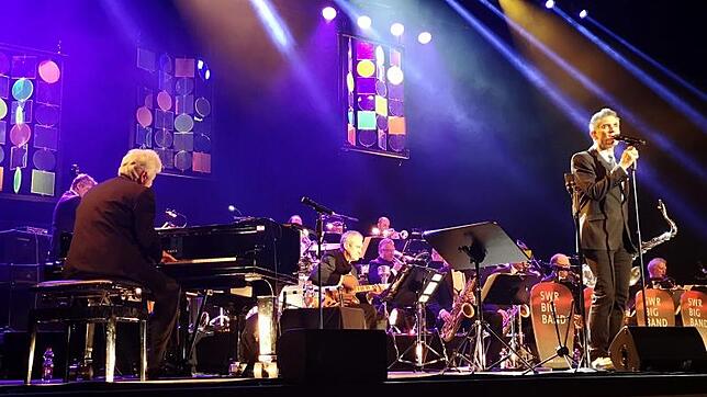 Stilvoll im Smoking: US-Star Curtis Stigers (rechts) und die SWR Big Band bei ihrem Gastspiel in der Stadthalle. Auch, wenn der ...