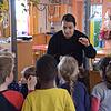 Özlem Yagicibulut betreut Kinder im Kinderhaus „Alte Schule“.